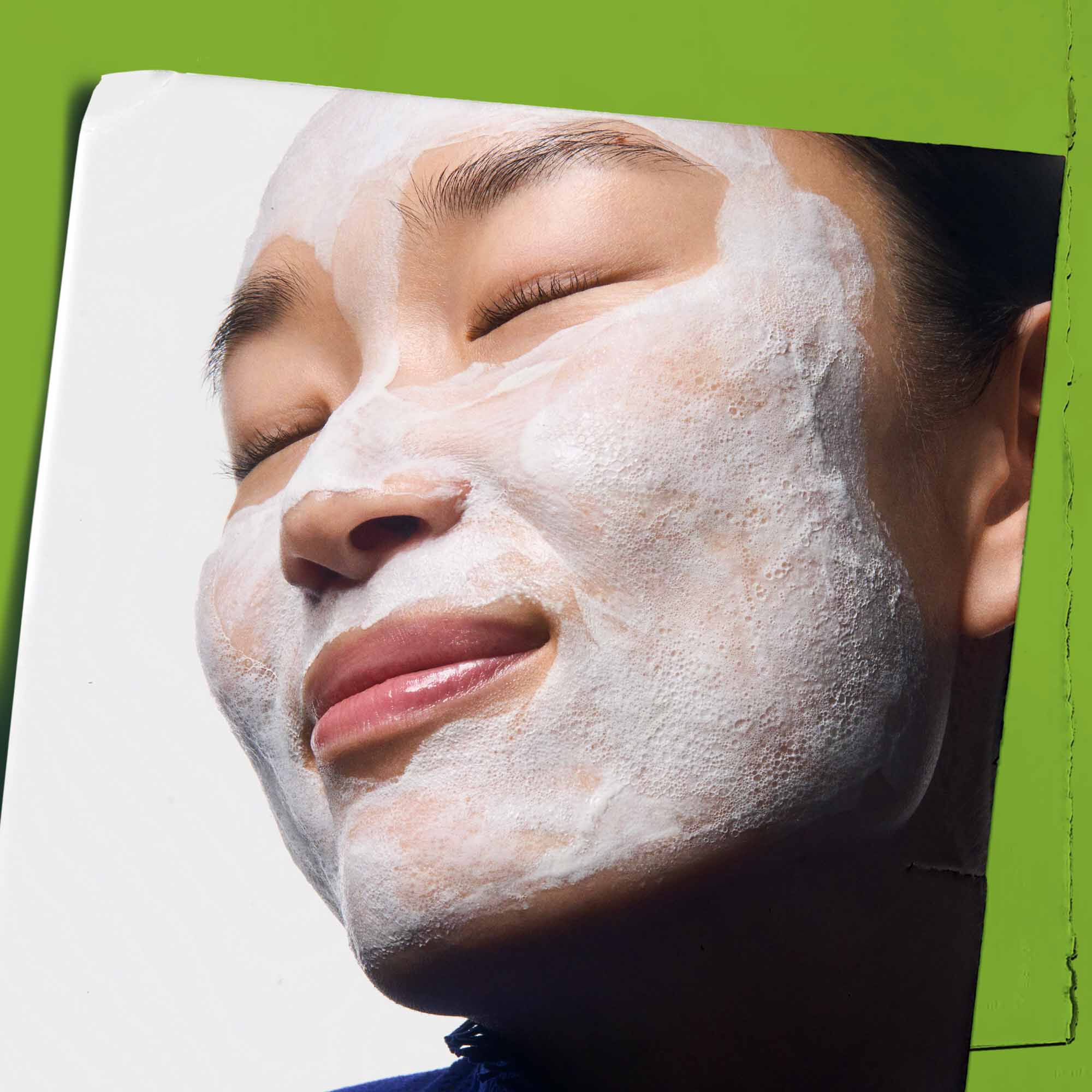 Rare Earth Deep Pore Daily Cleanser nanesen na lice.