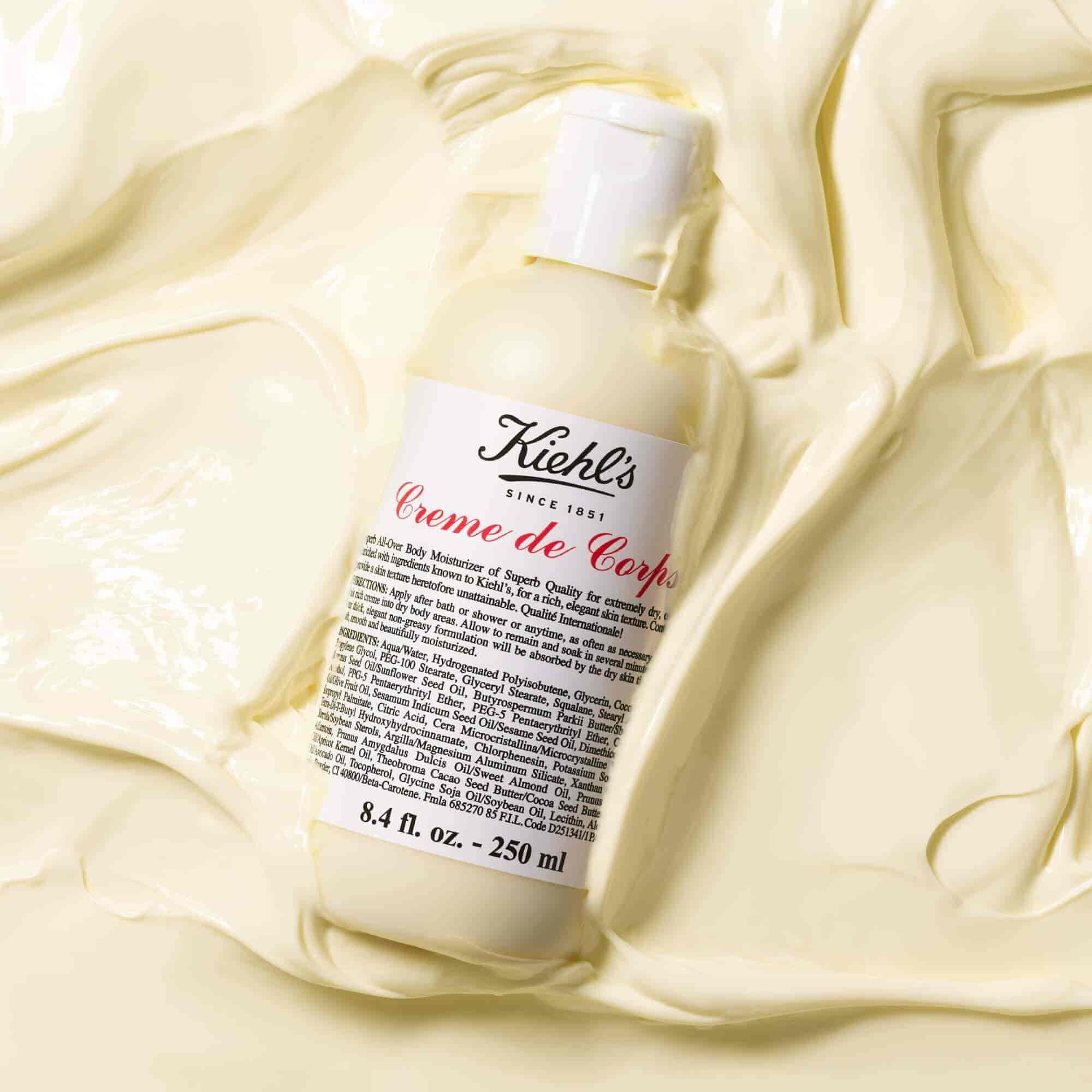 Bočica Kiehl's Creme de Corps u velikoj količini teksturiranog losiona za tijelo