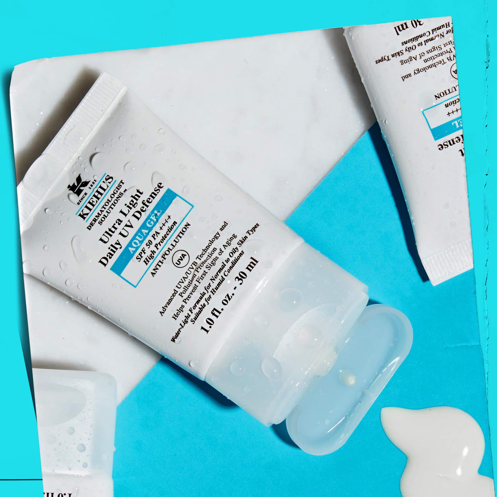 Prikaz više tuba Ultra Light Daily UV Defense Aqua Gel na mramornoj površini, koji prikazuje njihovu privlačnost životnog stila.