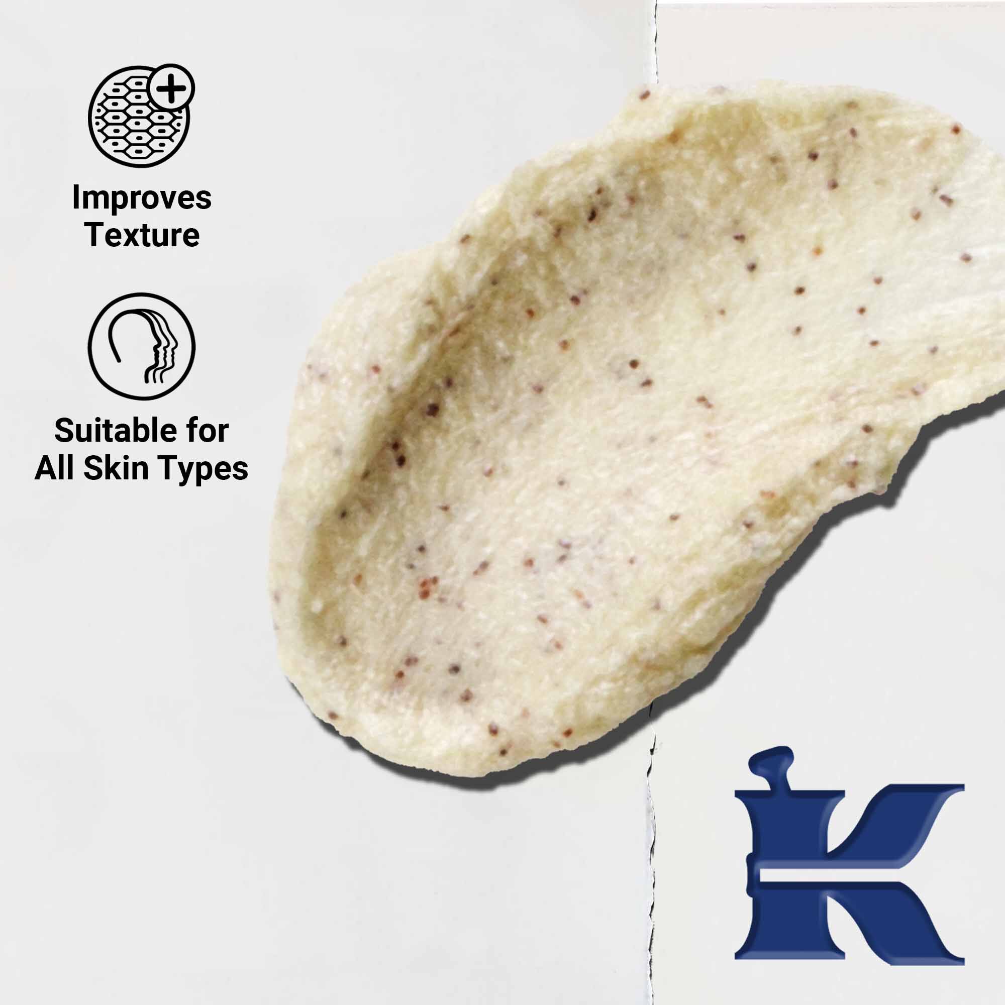 Krupni plan teksture Facial Fuel Energizing Scrub pilinga; tekst ističe prikladnost za sve tipove kože i revitalizirajuću eksfolijaciju.