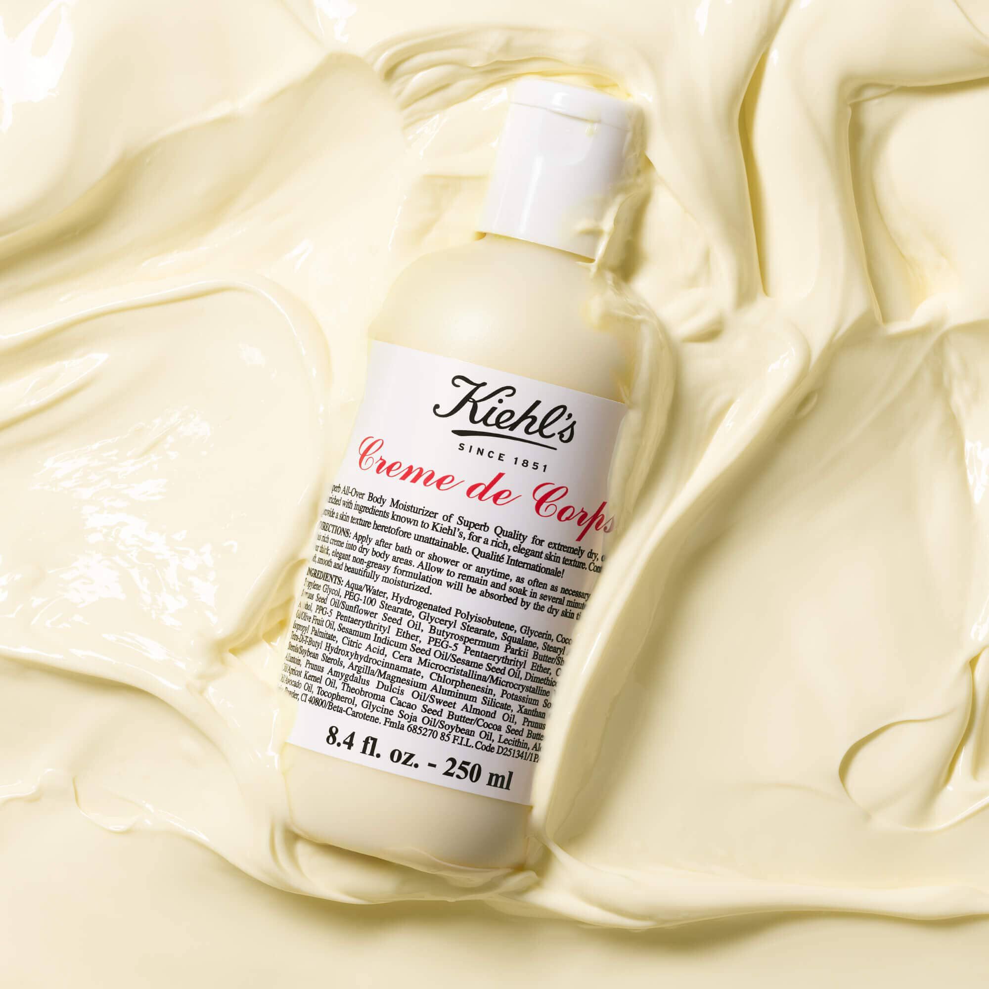 Bočica Kiehl's Creme de Corps u velikoj količini teksturiranog losiona za tijelo