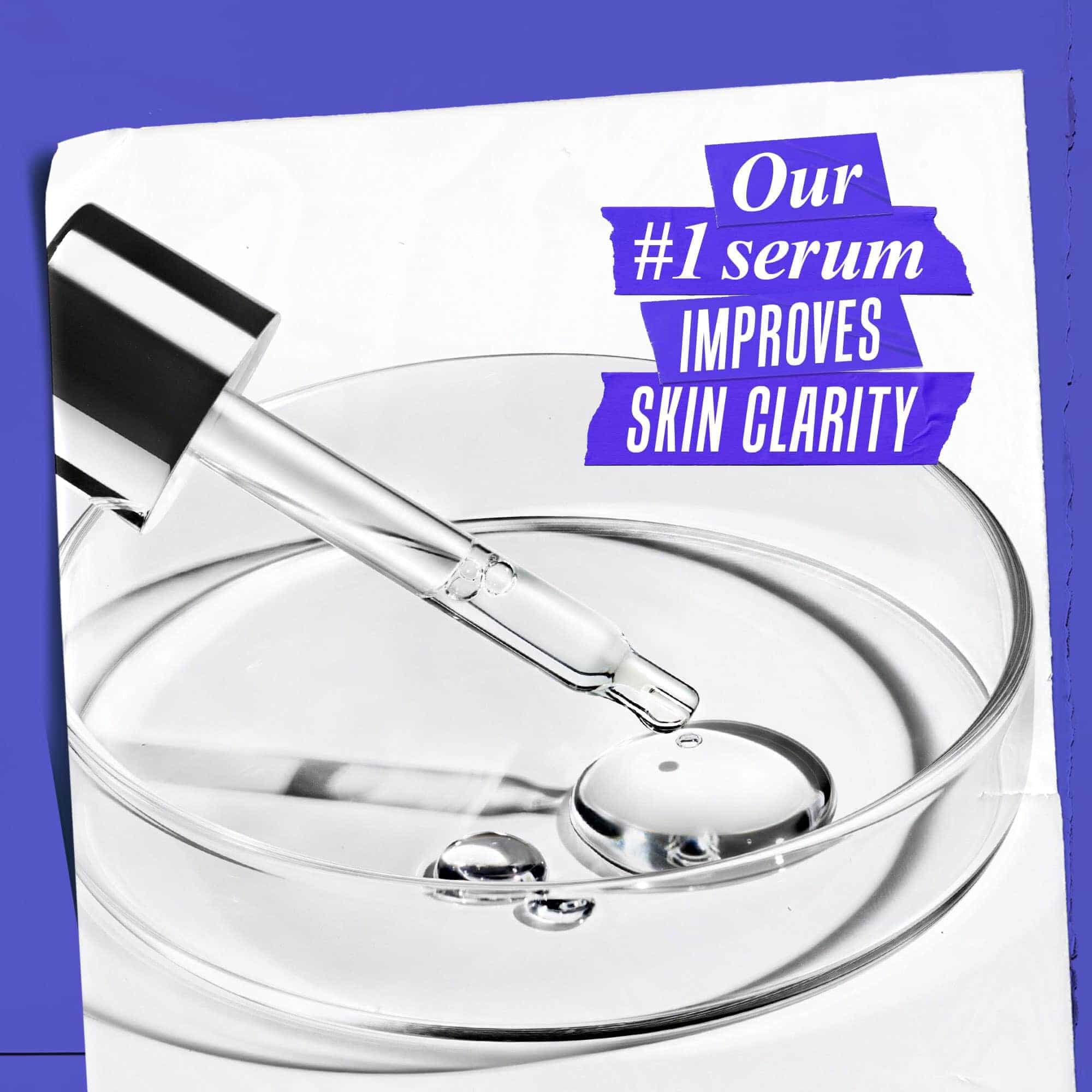 Kapaljka koja dozira serum u staklenu posudu s tekstom: Naš serum br. 1 poboljšava čistoću kože.