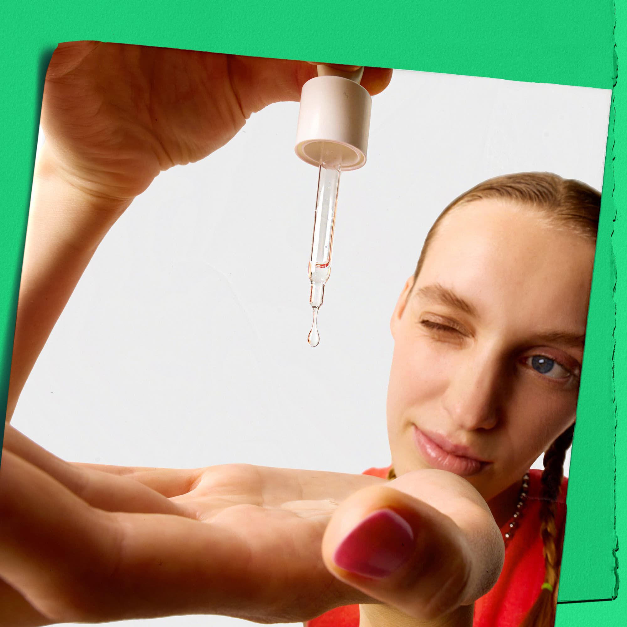 Model nanosi kapljice Kiehl's Ultra Pure seruma na ruku