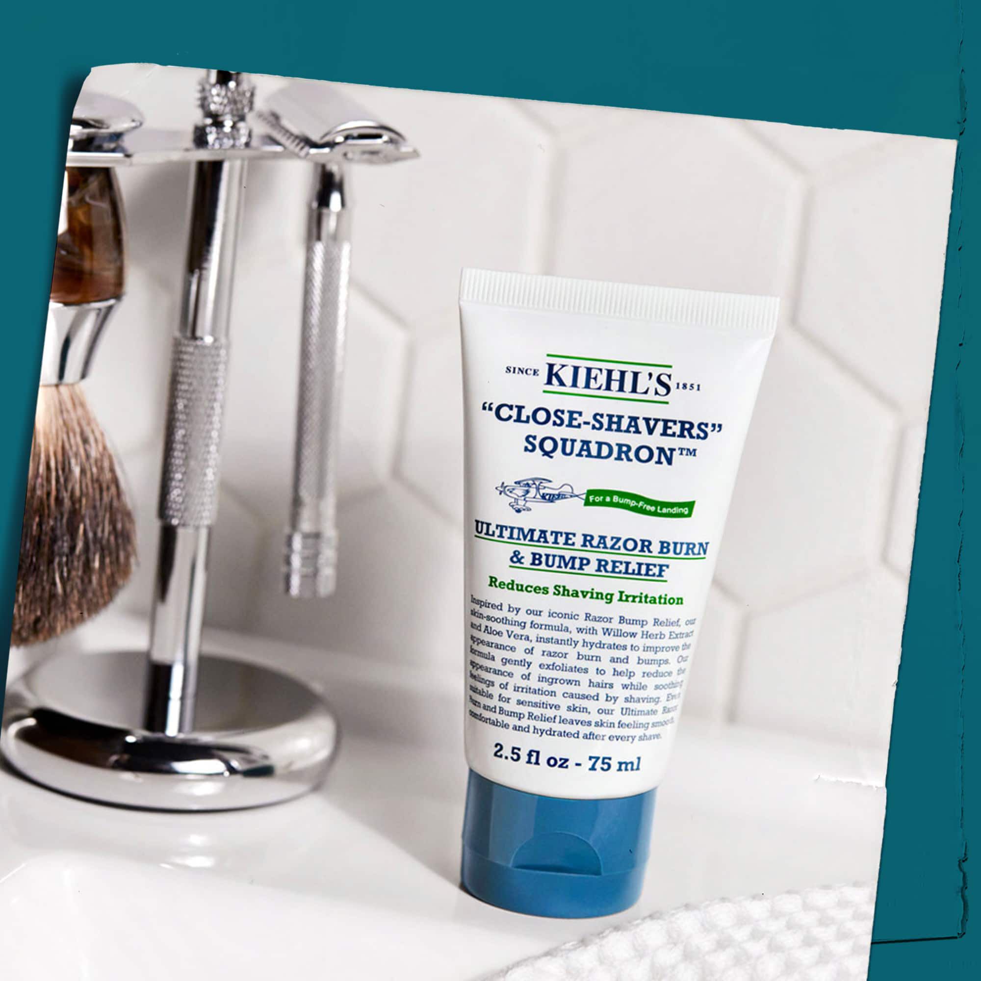 Tuba Close Shavers Squadron Smooth Glider Precision Shave Lotion prikazana s priborom za brijanje, naglašavajući njezinu upotrebu u rutini brijanja.