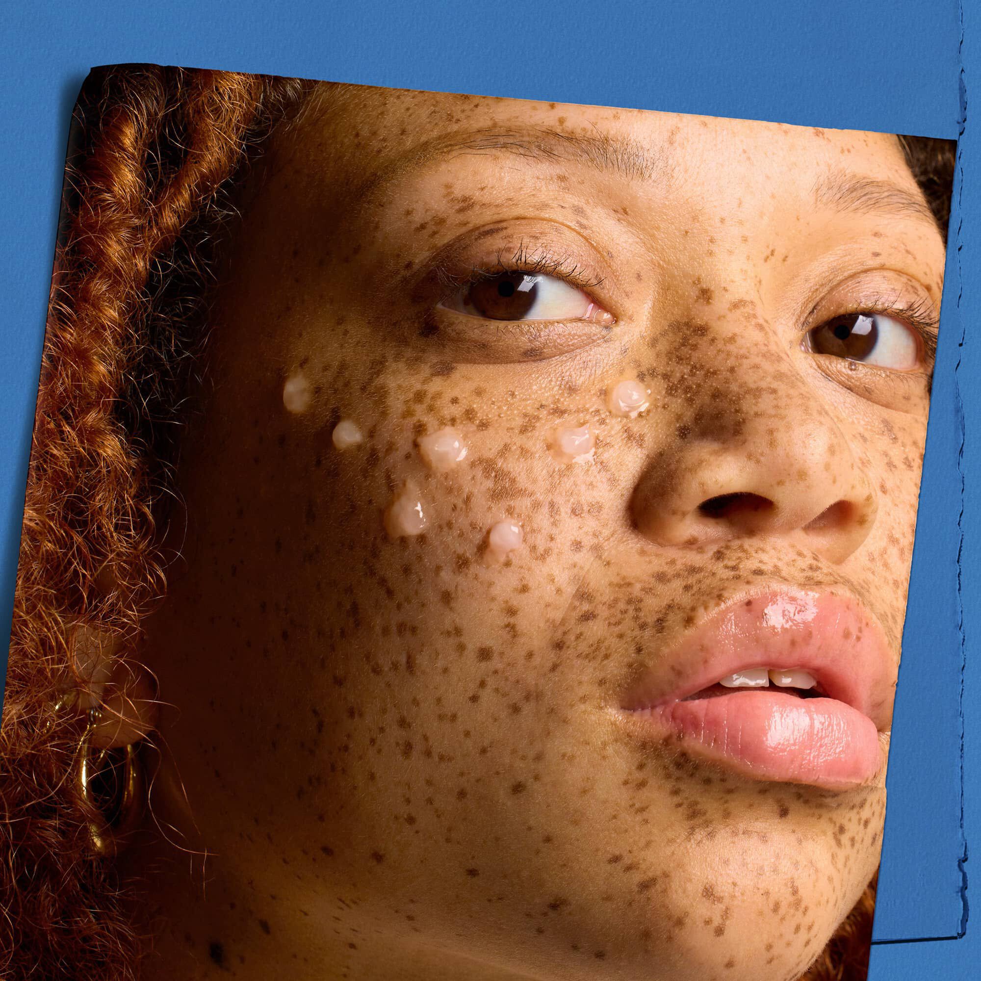 Model s kapljicama koncentrata Kiehl's Hydro Plumping Serum Concentrate na licu