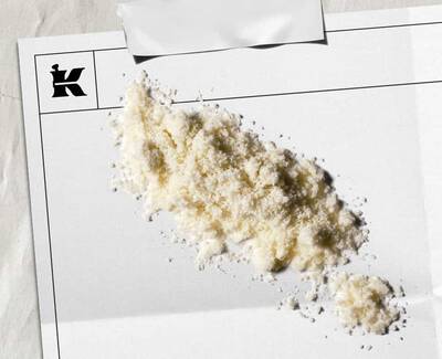 Prljavo-bijeli prah koji predstavlja 1% koloidne zobene pahuljice na bijeloj ploči s crnim Kiehl's logom u kutu.