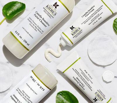 Proizvodi za njegu kože Kiehl's, uključujući blagi gel za čišćenje i kremu, smešteni na mramornu površinu.