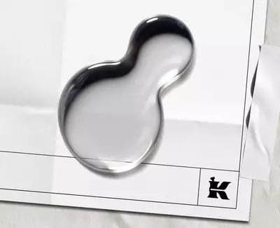 Prozirna kapljica tekućine koja predstavlja Dexpanthenol (Provitamin B5) na bijelom listu s crnim Kiehl's logom u kutu.