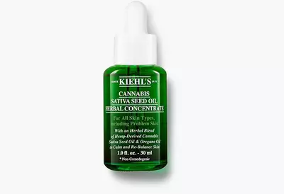 Zeleni bočica s uljem sjemena kanabisa, Kiehl's, namijenjena za sve tipove kože, uključujući problematičnu.