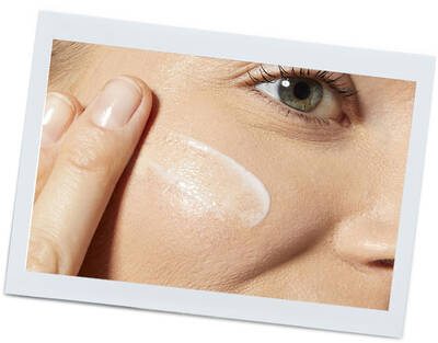 Žena nanosi hidratantnu kremu na obraz, pokazujući sjajnu kožu i pažljiv pristup njezi lica.