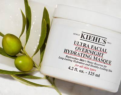 Kiehl's Ultra Facial Overnight Hydrating Masque u boci od 125 ml s maslinovim grančicama u pozadini.