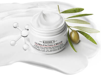 Krema za lice Kiehl's Ultra Facial Cream s maslinom, smještena na bijelom gelu, ističe hidratantne svojstva.